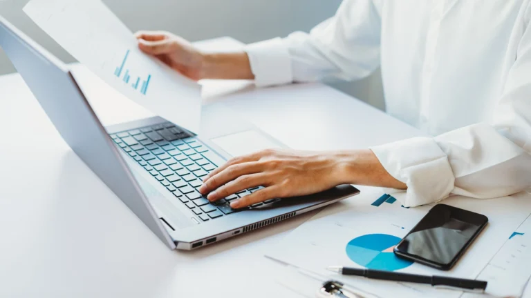 poslovni korisnik radi na kompjuteru i riješava fiskalne račune