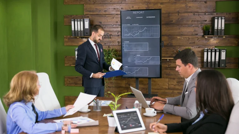 Radna atmosfera s outsourcing teamom stručnjaka u uredu