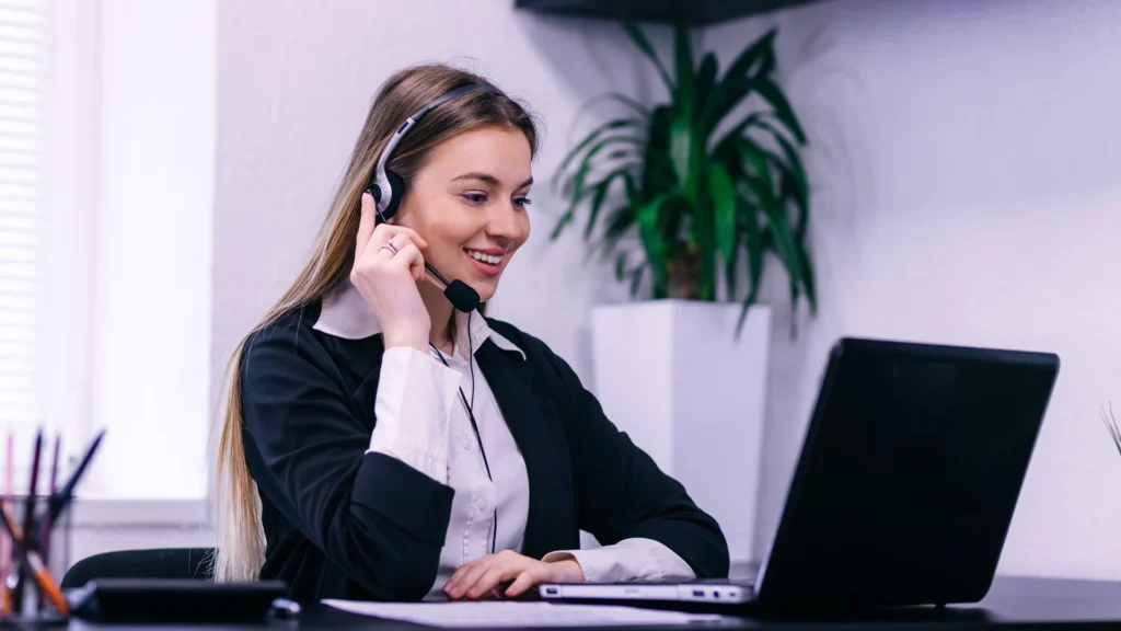 call agent razgovara s klijentom i pomaže mu u njegovom uredskom poslovanju